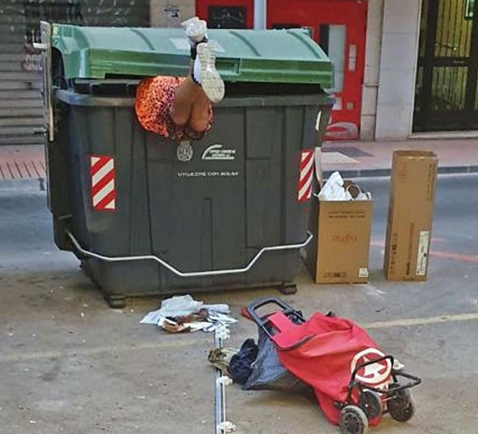 Contentedores de la Calle Carlos III llenos de basura delante de comercios en unas fotografías facilitadas por la Asociación de Vecinos.