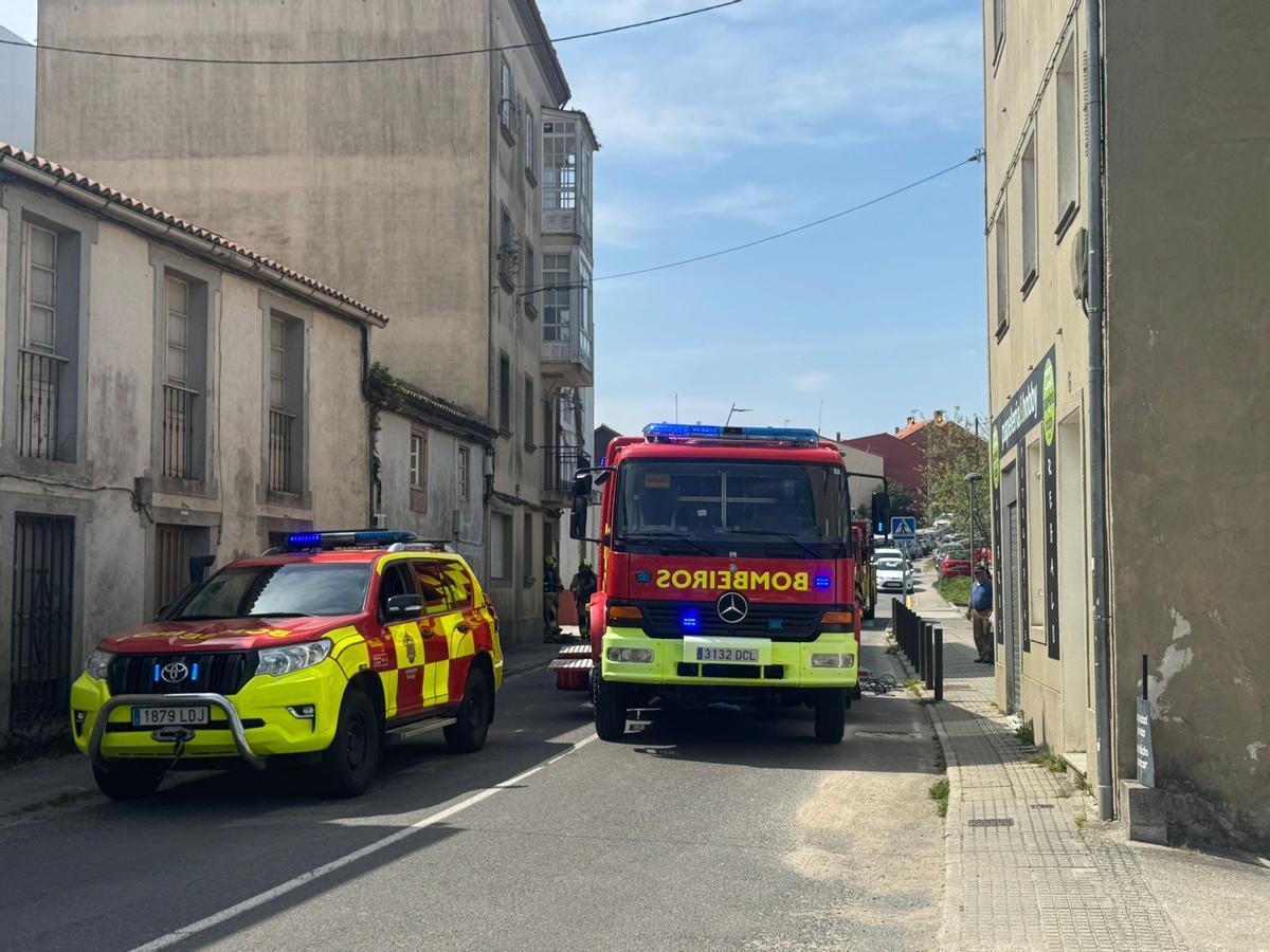 Los Bomberos de Santiago en su intervención en el Nº 17 de la rúa Monte do Seixo