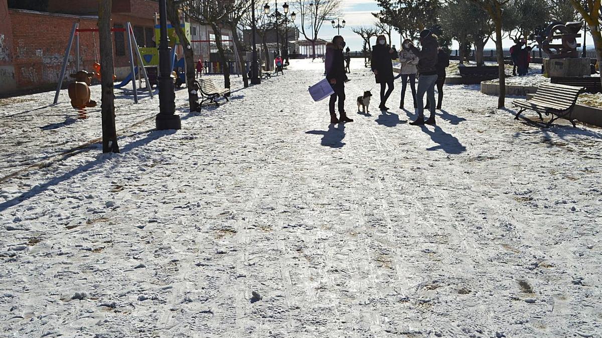 El manto blanco permanecía ayer en zonas de esparcimiento como el parque de la Mota. | E. P.