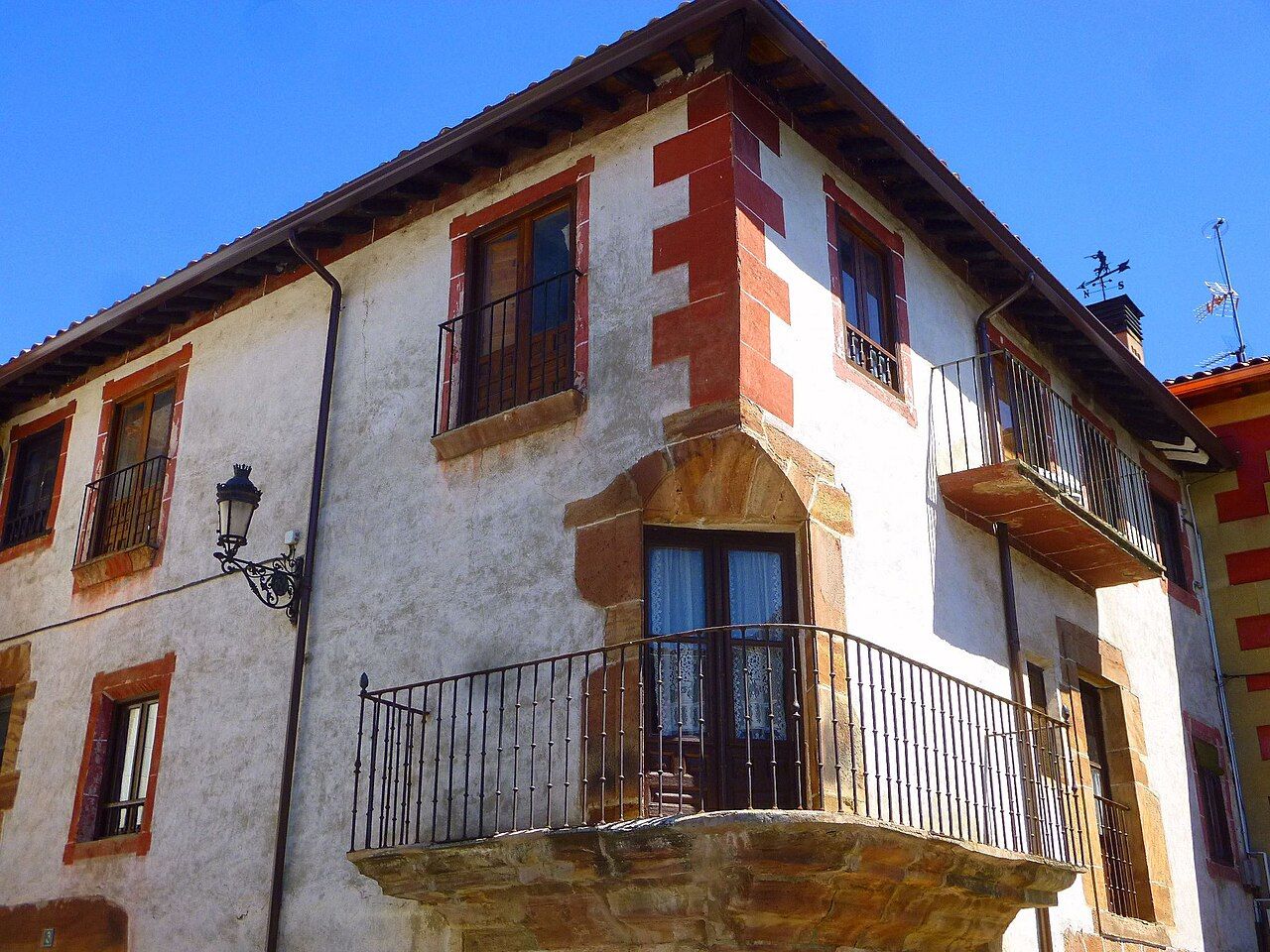 Este balcón de Ezcaray daría mucho juego como escenario.