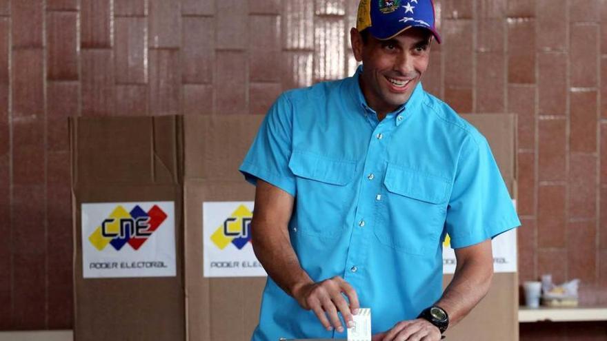 Capriles ejerciendo el voto.