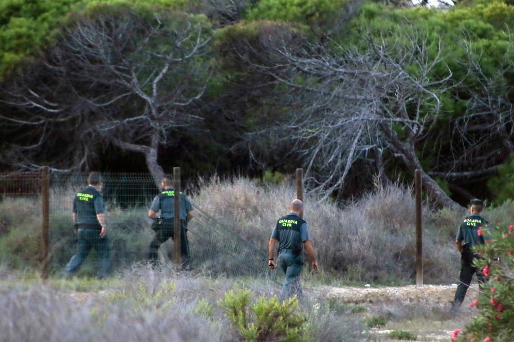 Tareas de extinción del incendio en Guardamar