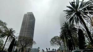 La boira marítima engoleix la primera línia de costa de Barcelona