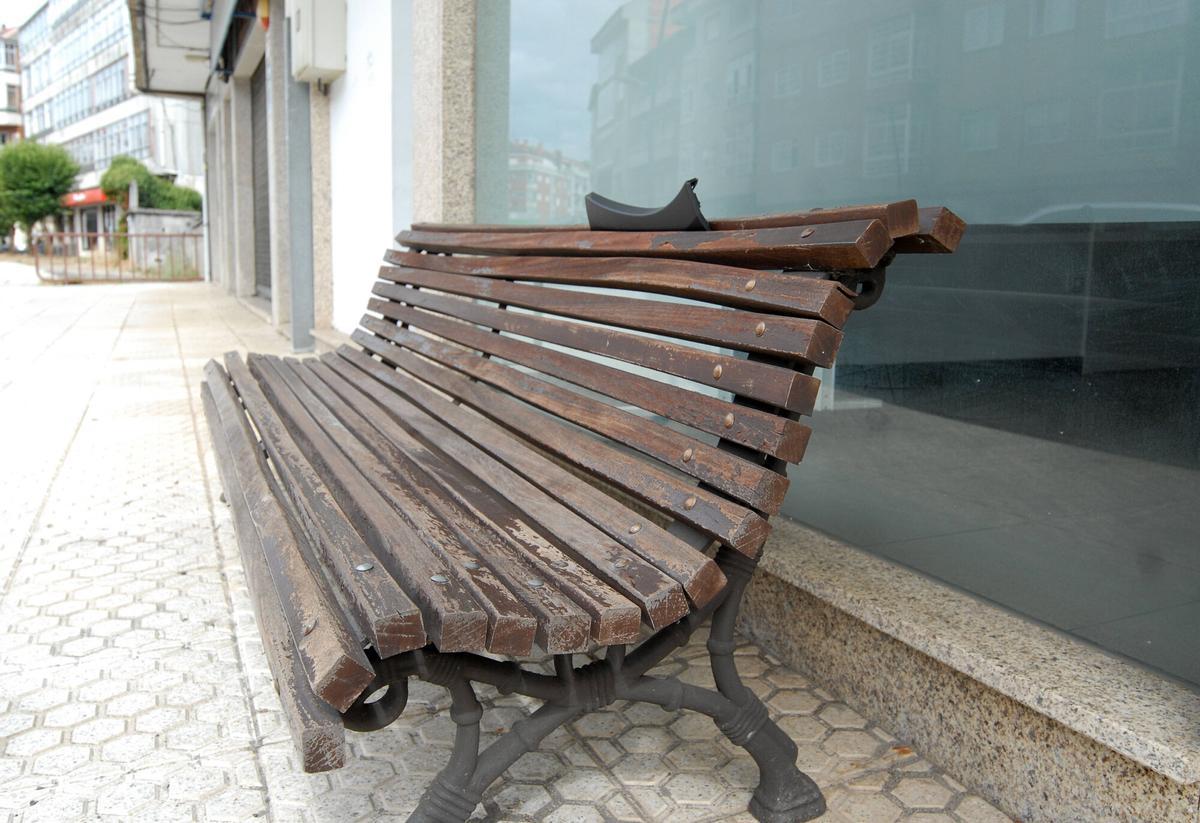 Uno de los dos bancos disponibles en toda la calle.