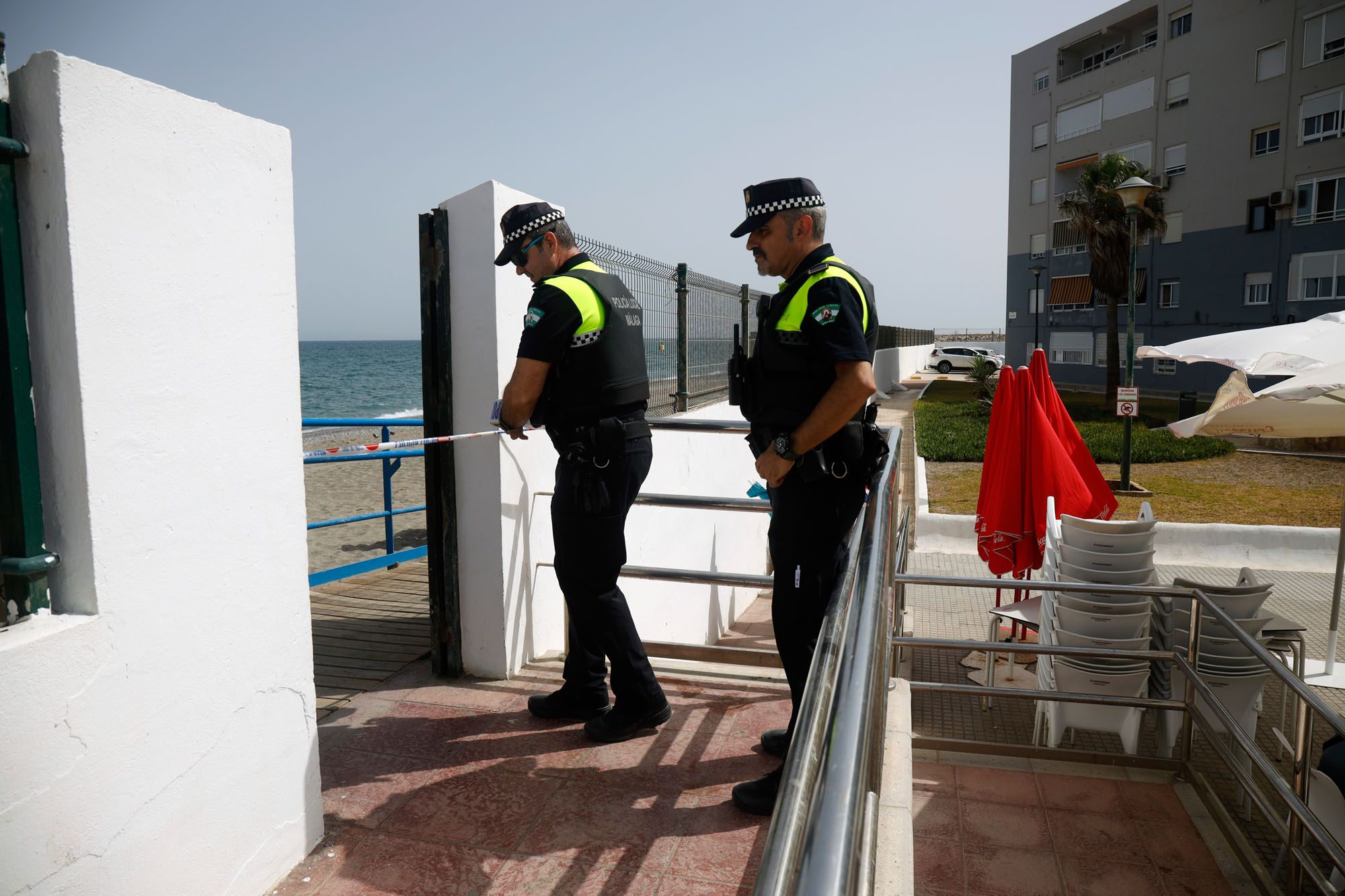 La Policía Local de Málaga precinta los accesos a Sacaba.