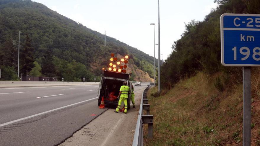 Operaris de carreteres a la C-25, a Espìnelves, on s&#039;ha produït l&#039;accident mortal