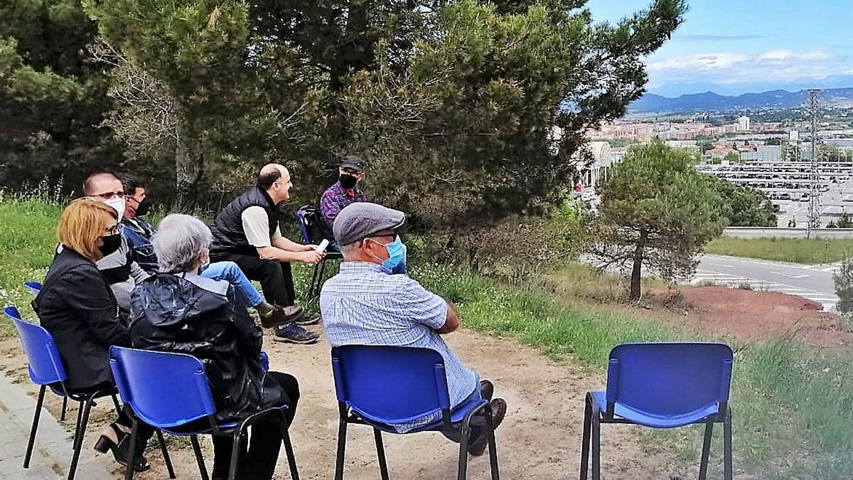 Veïns del barri van anar a seure, ahir, a l’espai on hi havia el banc i diuen que hi tornaran | ARXIU PARTICULAR