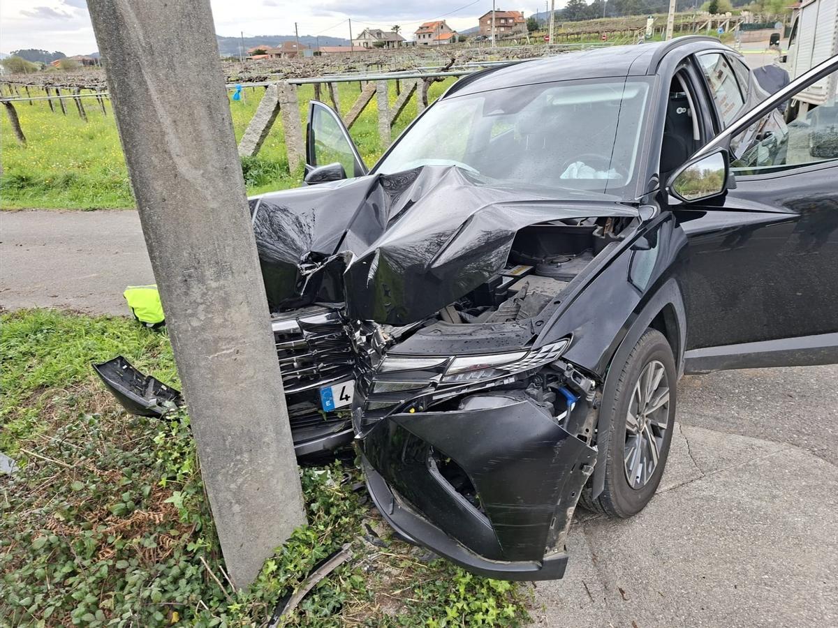 El coche en el que viajaba la vecina de Cambados chocó contra un poste en Meaño.