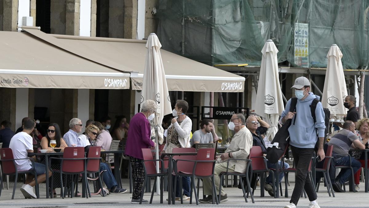 Varias personas en una terraza en A Coruña.