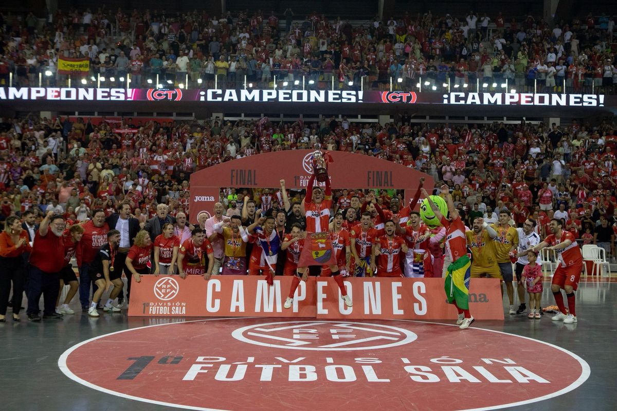 El capitán, Jesús Izquierdo, levanta el trofeo conquistado por el Jimbee Cartagena