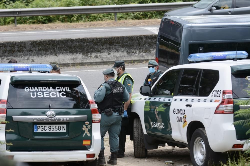 Medio centenar de agentes de la Guardia Civil acudieron este miércoles al poblado en el marco del operativo. // Rafa Vázquez