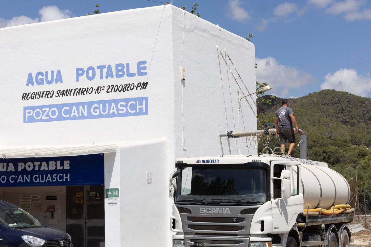 Un operario carga una cuba en el Pozo de Can Guasch.