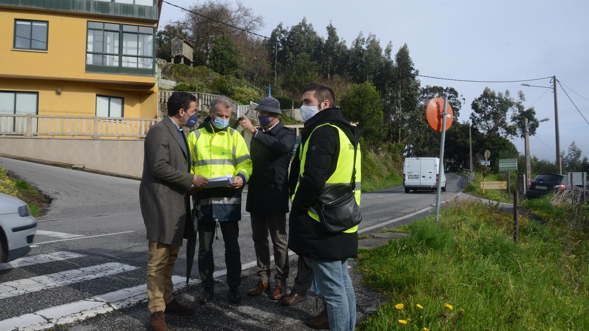 La visita de responsables autonómicos a Beluso con representantes del Concello de Bueu para tratar el proyecto, en el mes de marzo.