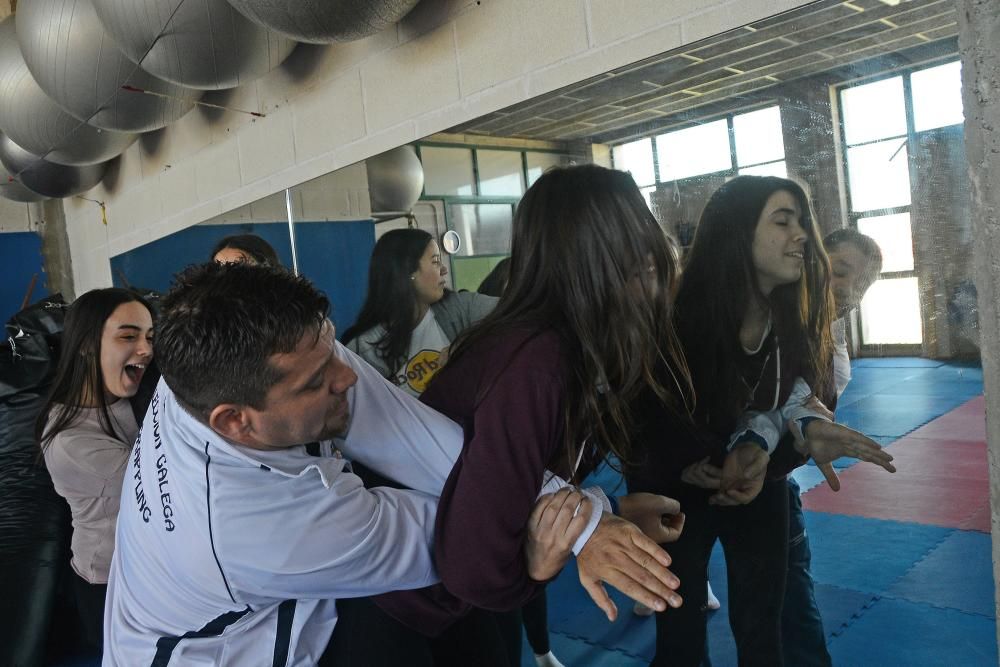 Armas de mujer contra amigos no deseados