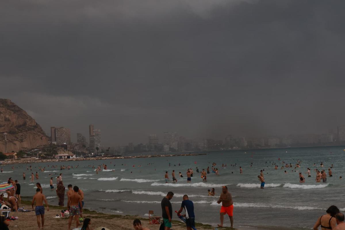 Así ha llegado la tormenta a la playa del Postiguet de Alicante