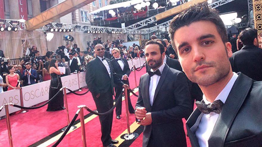 El compositor Nico Casal en un selfi en la alfombra roja de los Óscar2016 //@nicocasalmusic