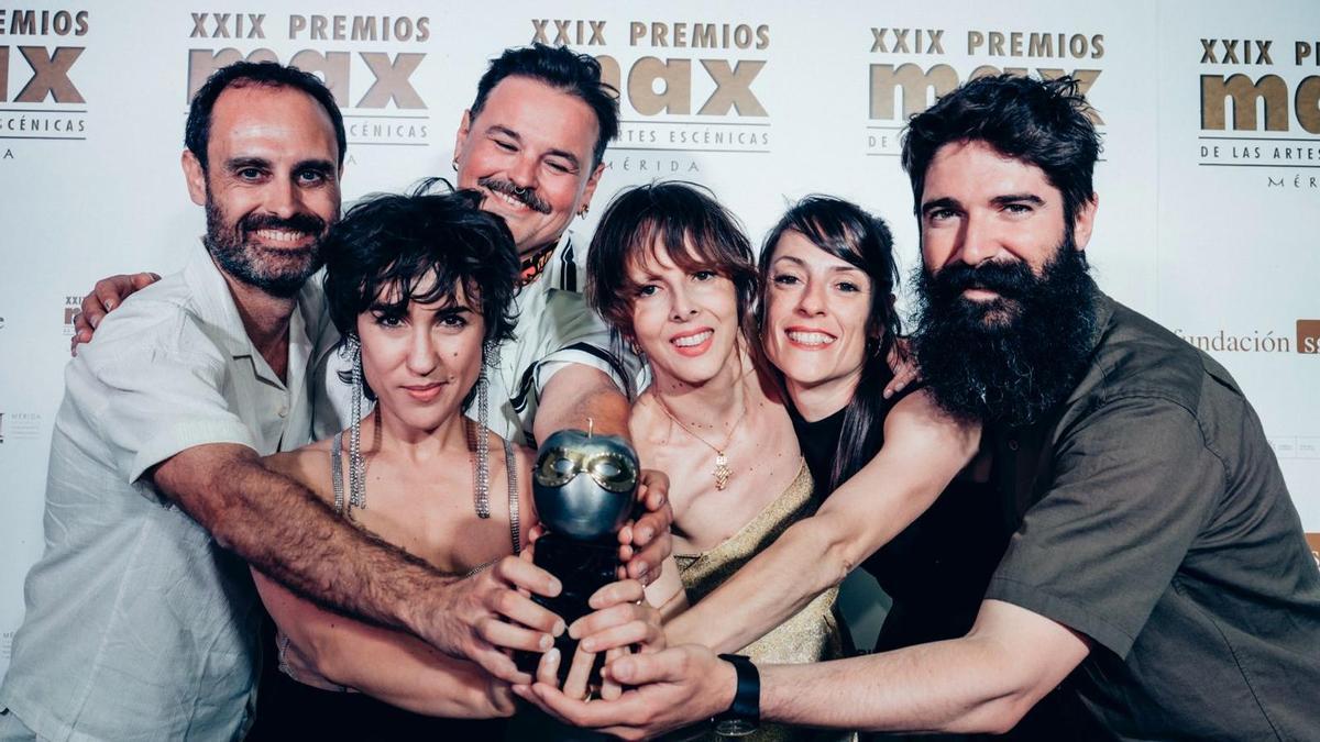 La zaragozana Elisa Forcano (izquierda), este lunes junto al equipo de 'Zorra dorada'. En el centro de la imagen, la también zaragozana Leonora Lax, ayudante de dirección de la obra.