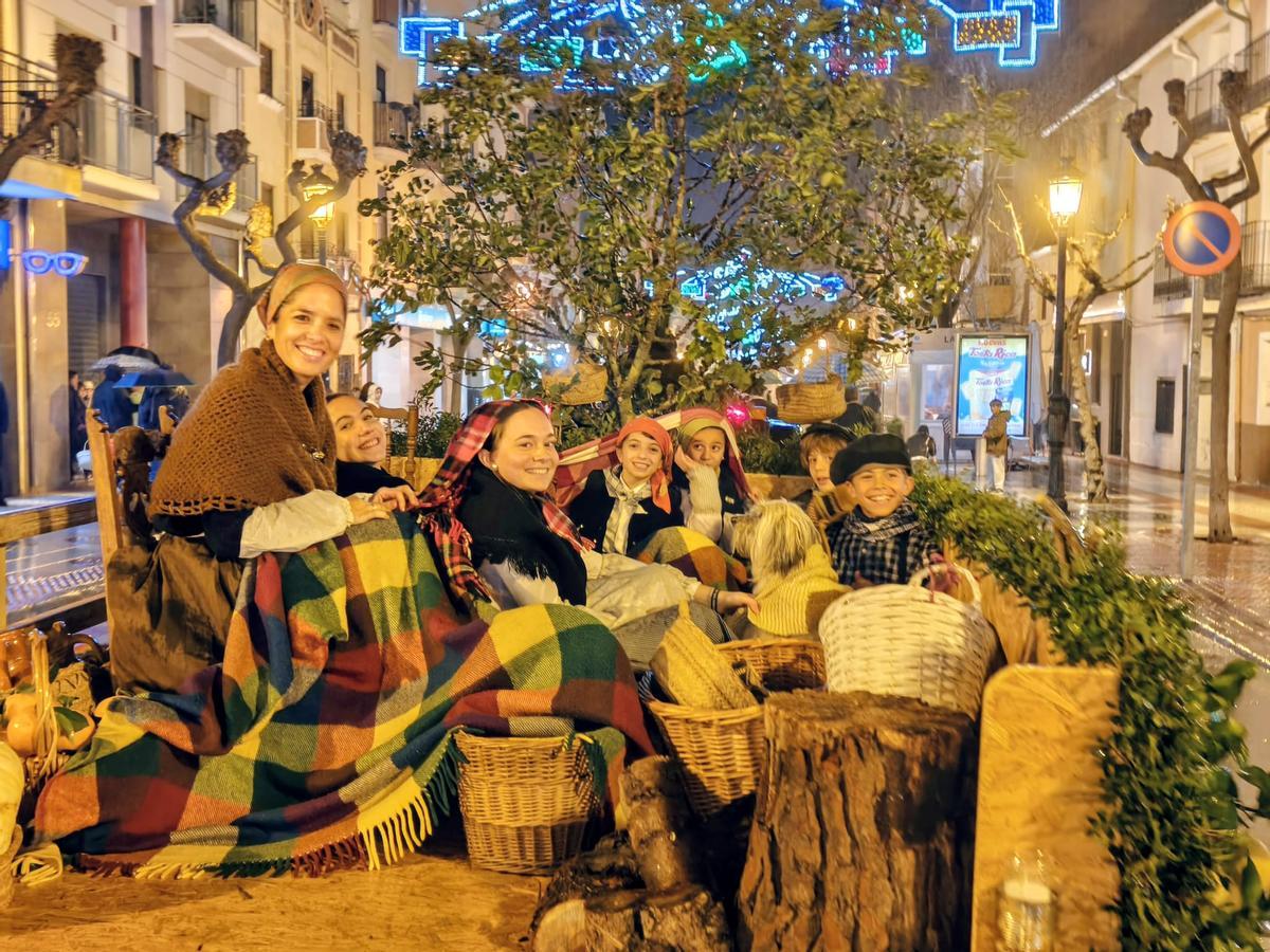 El desfile de carros  y carrozas cuenta con gran participación vecinal en la jornada festiva en Benicàssim..