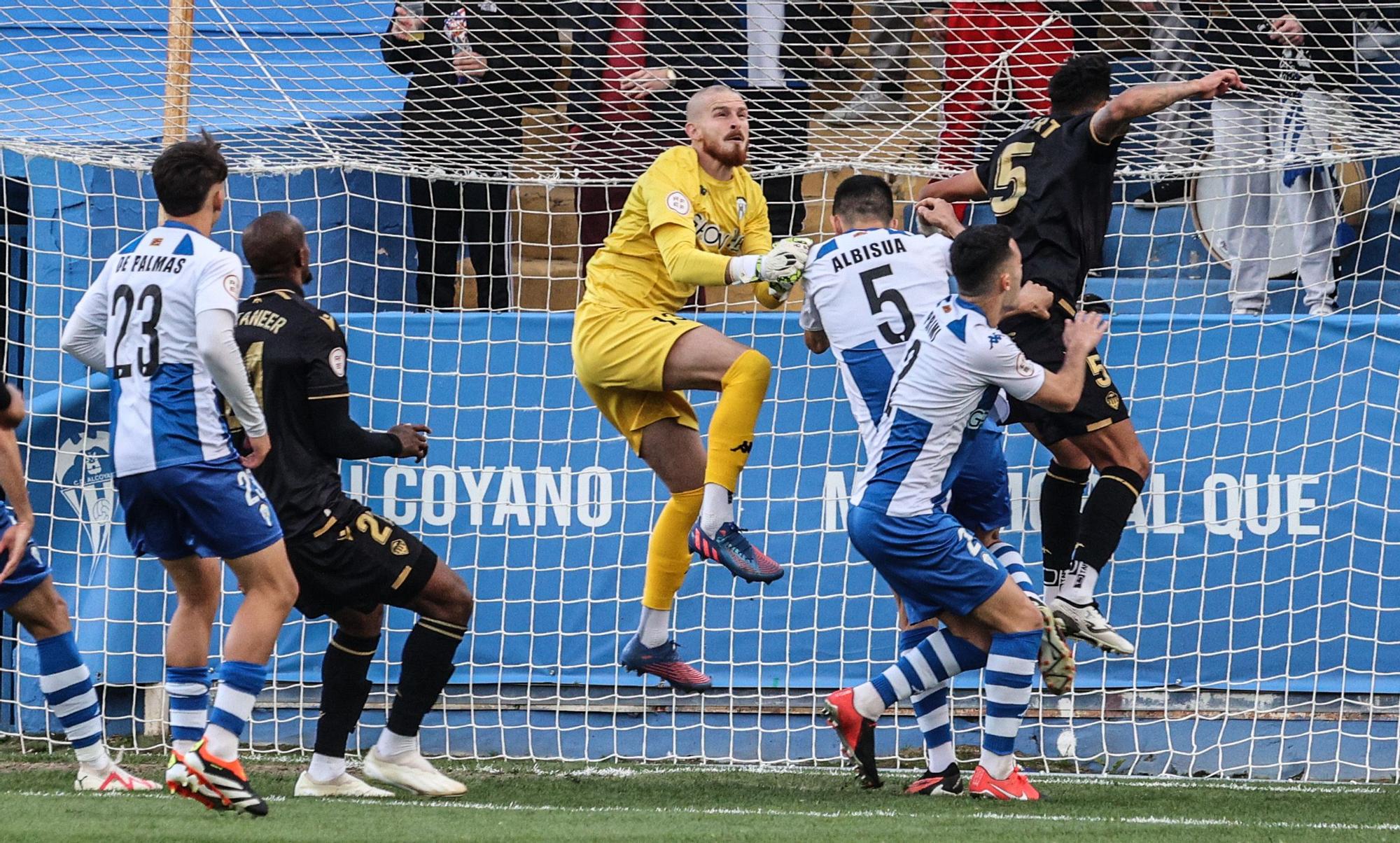 El Alcoyano noquea al lider