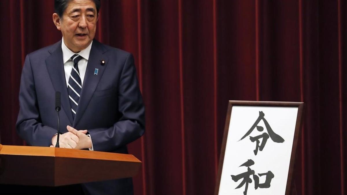 El primer ministro japonés, Shinzo Abe, muestra el nombre de la nueva era del emperador Naruhito.