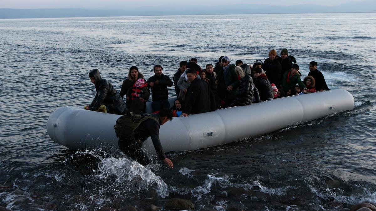 Una embarcació amb migrants arriba a la illa grega de Lesbos