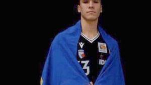 El jugador de baloncesto ucraniano Volodymyr Yermakov, de 17 años, ha sido asesinado a puñaladas en Düsseldorf, Alemania, por ser un refugiado ucraniano.