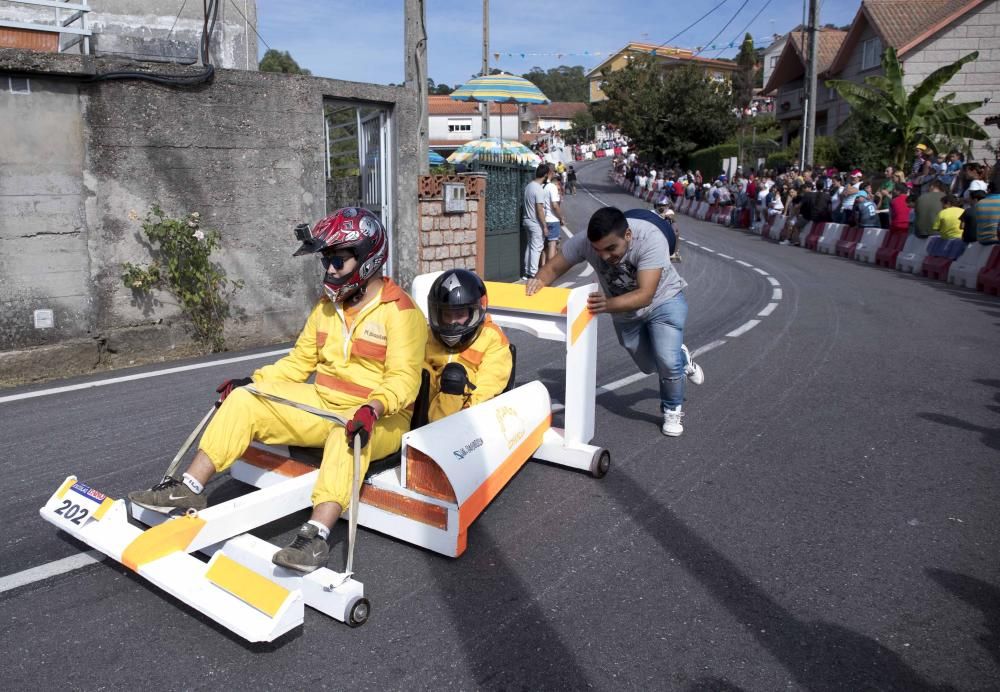 Cincuenta carros de bolas animan a toda velocidad las carreteras de Valladares ante una multitud de espectadores.