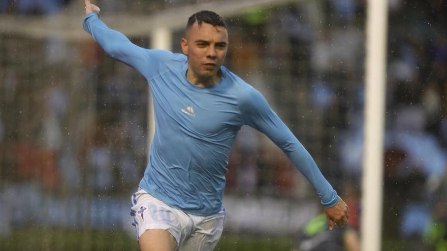 Aspas, sin camiseta, celebra el tercer tanto. // A. Villar