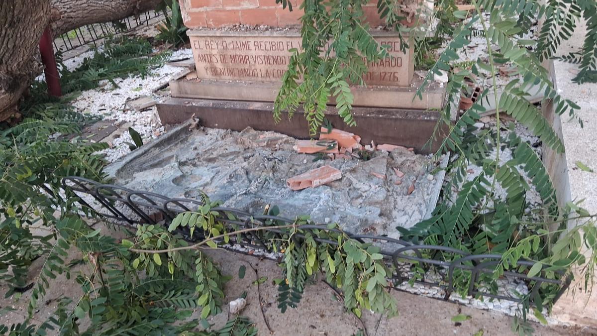 Daños en el monumento Relleu de Jaume I, que han obligado a desmontar la pieza de cobre para su reparación.