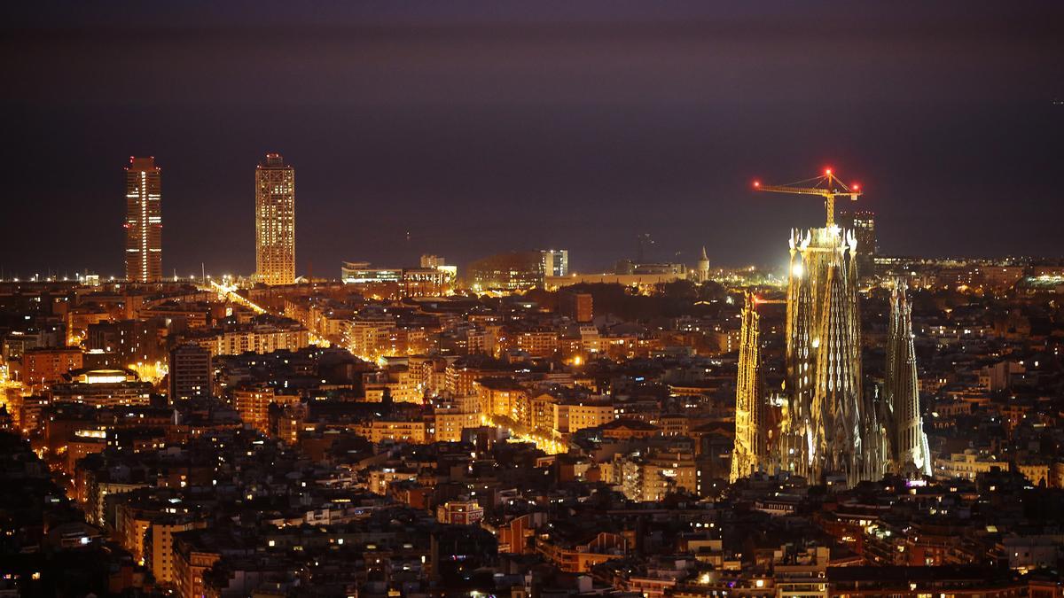 Vista nocturna de la ciudad des del Turo de la Rovira