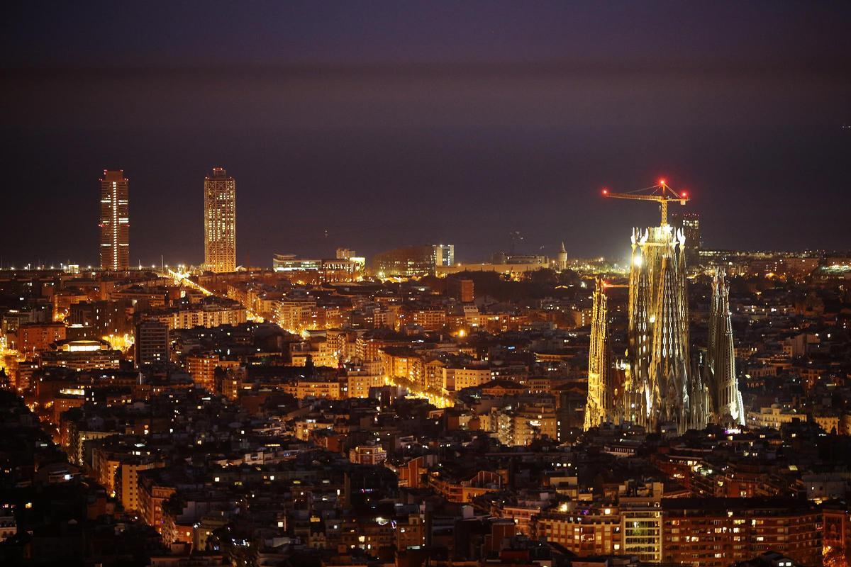 Vista nocturna de la ciudad des del Turo de la Rovira