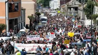 Miles de personas desbordan Palas contra la fábrica de Altri: "Es un atentado a nuestra manera de vivir"