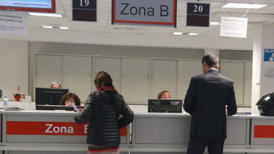 Dos contribuents fan consultes en l’Agència Tributària a Catalunya. | AINA MARTÍ / ACN