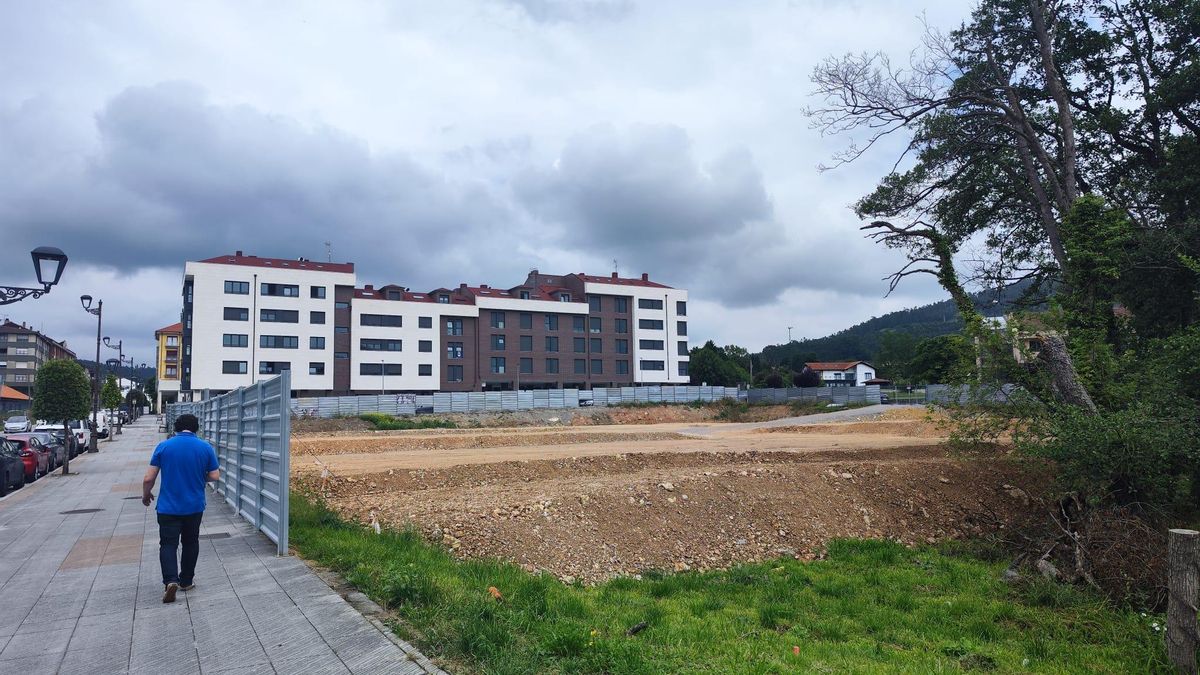 Vista de la parcela donde se construirá el nuevo súper con aparcamiento de Posada de Llanera.