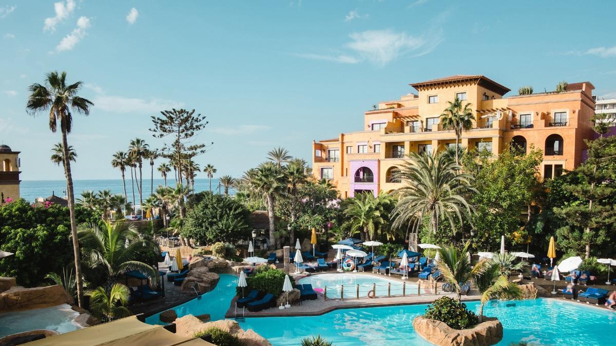Vista de la piscina de un hotel de Canarias.