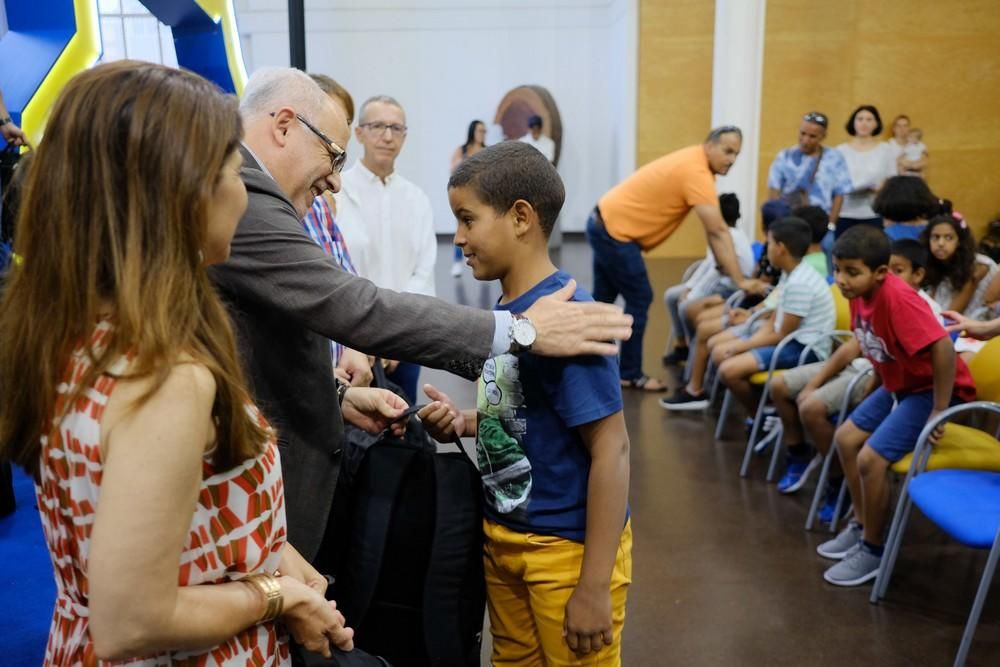 Medio centenar de niños saharauis visitan el Cabildo