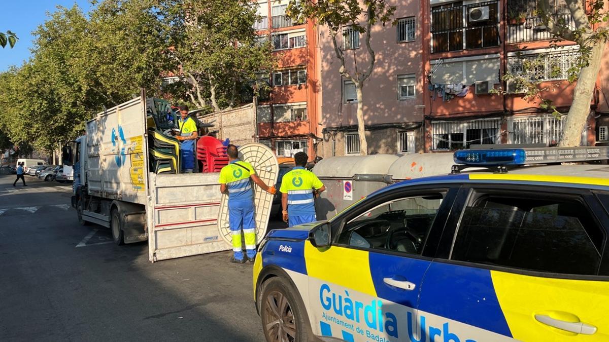 Operativo de limpieza, con presencia de la Guardia Urbana, en el barrio de Sant Roc de Badalona