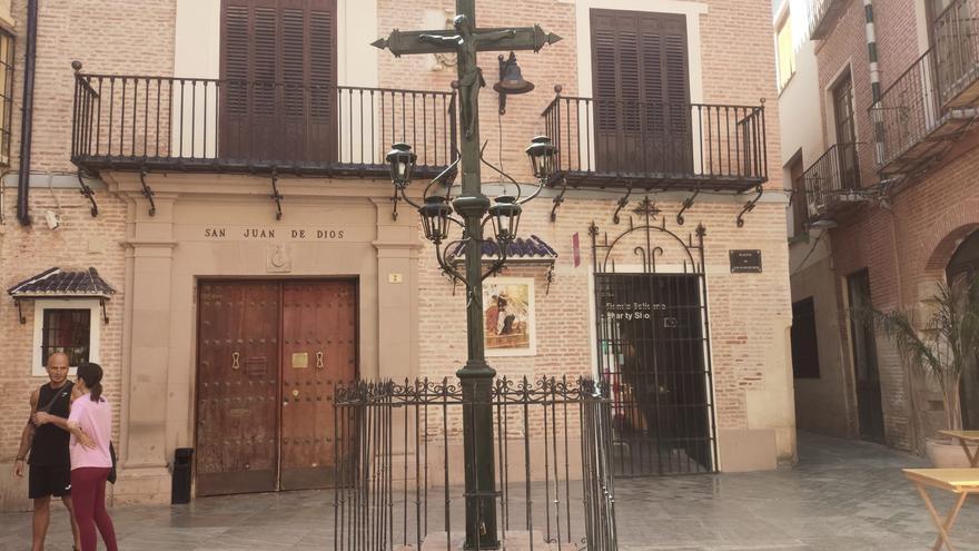 La cruz del Cristo de los Faroles vuelve a la plaza de San Juan de Dios