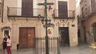 La cruz del Cristo de los Faroles vuelve a la plaza de San Juan de Dios