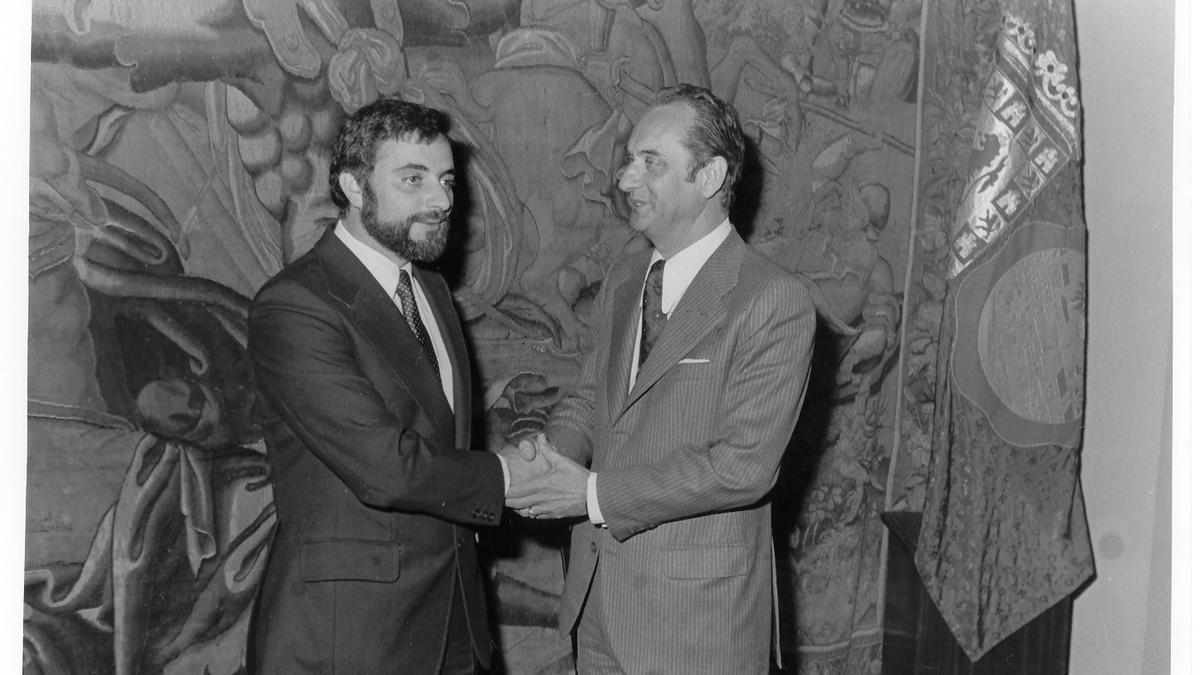 Julio Anguita saluda al alcalde saliente Antonio Alarcón, tras la constitución del primer ayuntamiento democrático de Córdoba en 1979.