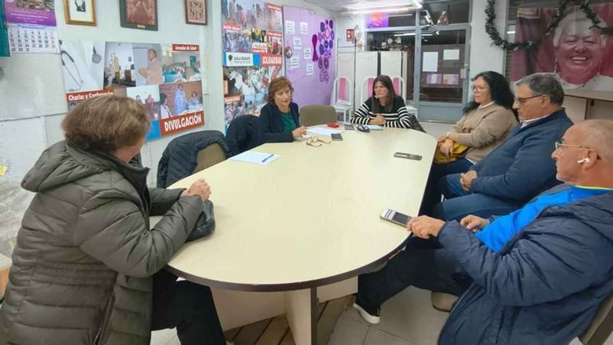 Reunión de vecinos de Castelló con concejalas del PSPV.