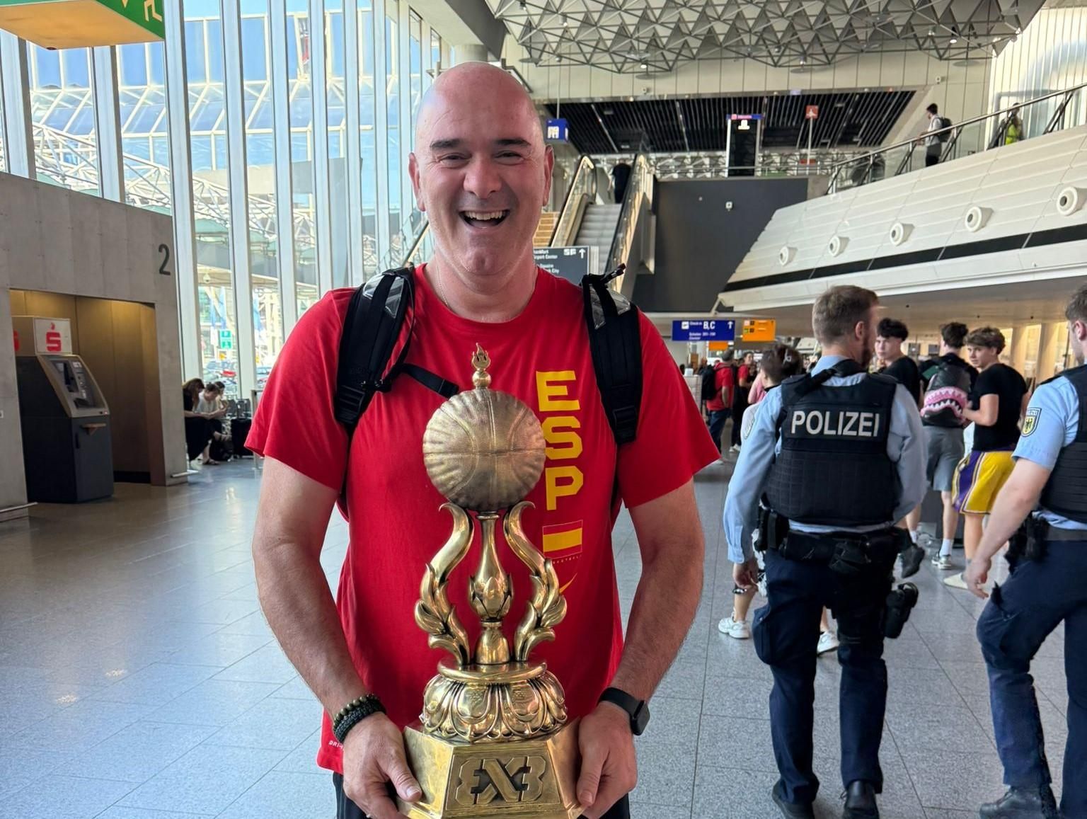 Pedro Menéndez posa sonriente con el trofeo de campeones del mundo