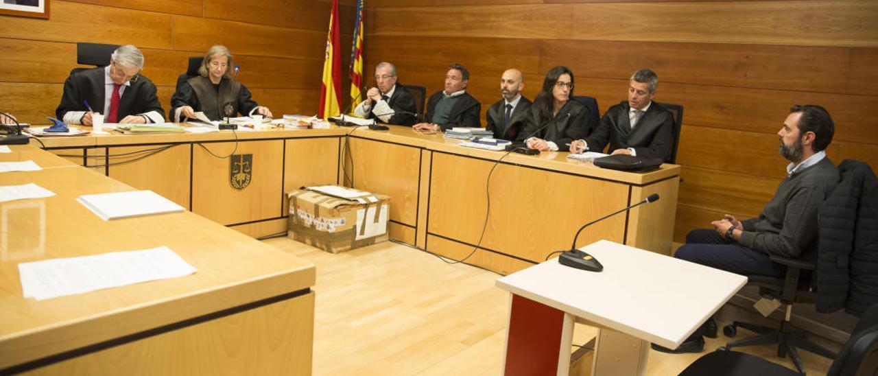 Un momento del juicio, con la magistrada, el letrado judicial y, en la bancada de la derecha, las partes.