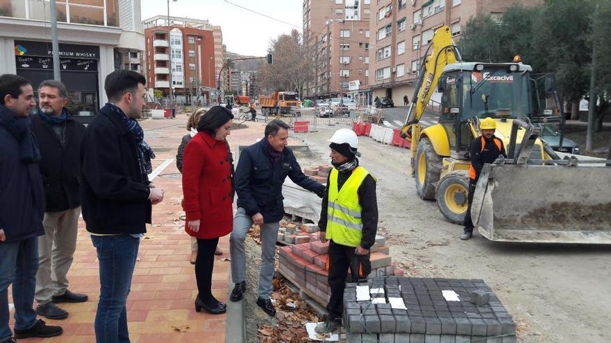 Gil, Sandoval y Meca, junto a técnicos municipales, visitaron ayer las obras de la alameda de Cervantes.