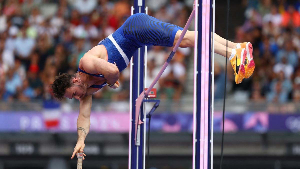 Anthony Ammirati, de Francia, en acción durante la calificación de salto con pértiga masculino, en el Stade de France.