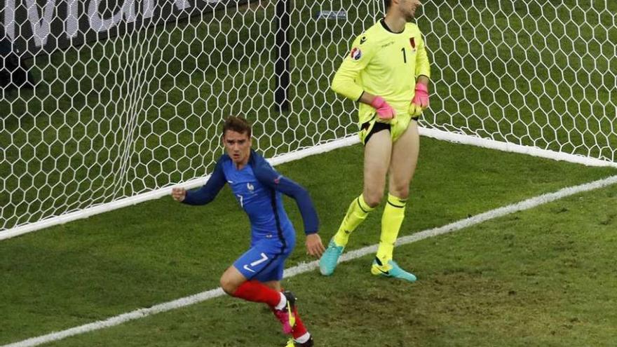 Griezmann celebra el primer gol de Frabncia ante un desolado portero albano.