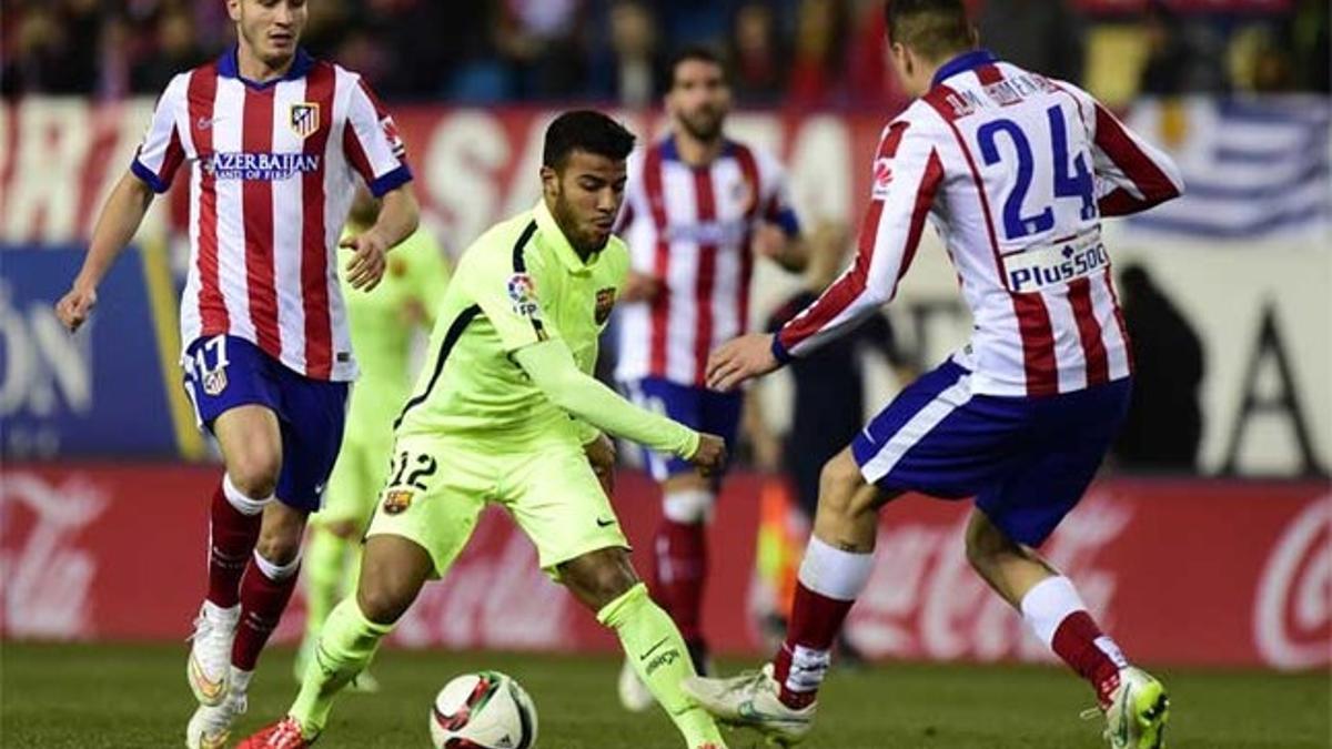 Rafinha entre Saúl y José María Giménez durante el Atlético-Barça de la Copa del Rey 2014-15