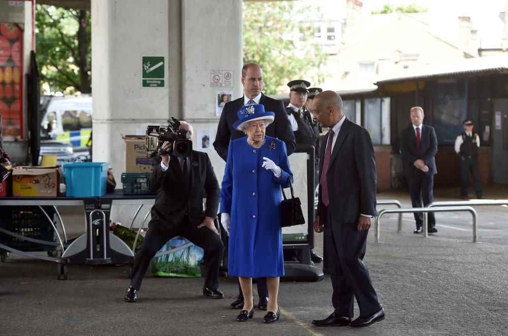 La Reina visita a las víctimas del incendio