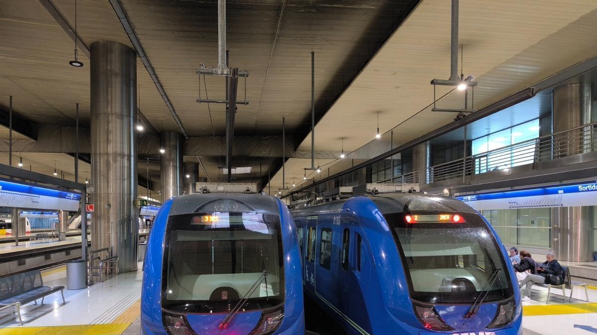 Dos trenes de SFM, en la estación intermodal de Palma.