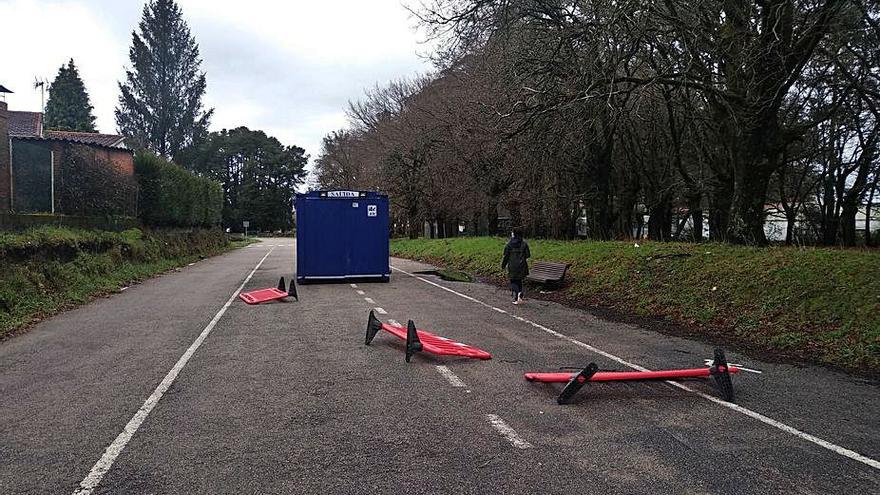 Vallas tiradas en un vial de la capital trasdezana